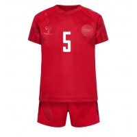 Dänemark Joakim Maehle #5 Heimtrikotsatz Kinder WM 2022 Kurzarm (+ Kurze Hosen)